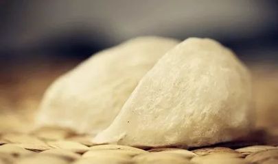 市场监管防线再升级 分装食品标新规与酒类经营者亟需守住的底线\r\n\r\n从普通消费者对零食摊分装葡萄干的质疑，到职业打假人紧盯散装白酒标识的真伪，“分装”与“品牌”在当前食品经营场所俨然成为了光鲜抢眼的双驾马车，却也成为市场监管引发空前风险的赛道。从司法判例和国家部委的最新答复来看，一项极易困扰中小规模商户的新风险将全面落地，许多满怀布局速销生意与存量控制的致经营者亦遭“极刑式”索偿。”,
